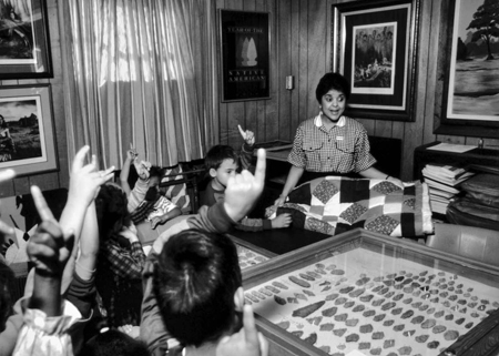 Elementary students visit a Native American Museum in Lumberton, 1989.