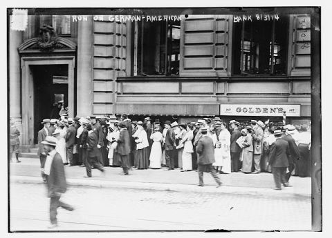 "Run on German American Bank." 1907-1914. Image courtesy of Library of Congress. 